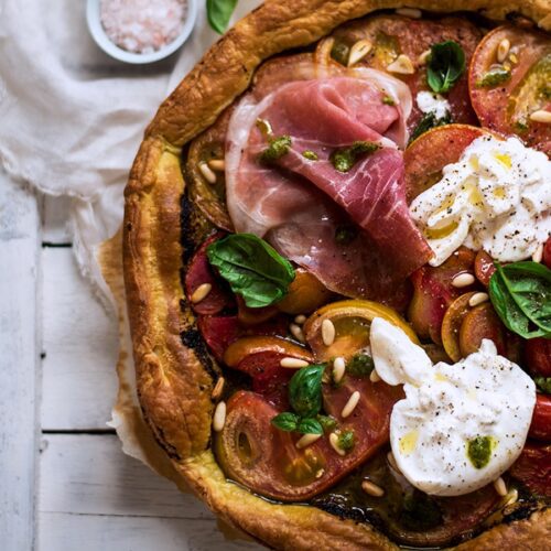 1Finta pizza con pesto pomodori burrata e prosciutto crudo | Pizza con pomodori, burrata e prosciutto crudo pizza