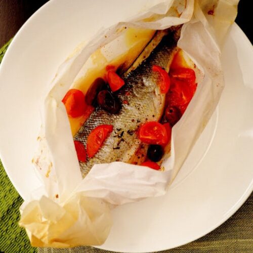 Branzino al cartoccio con pomodorini | Branzino al cartoccio con pomodorini e olive kalamata Branzino al cartoccio con pomodorini