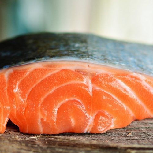 Panino integrale con salmone marinato