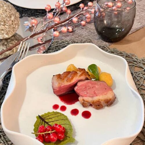 Petto d'anatra con salsa al vino rosso e frutti di bosco