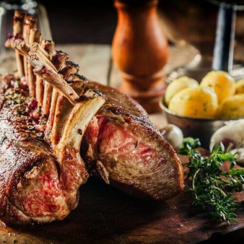 Il Carré d'agnello alle erbette e salsa al vino rosso