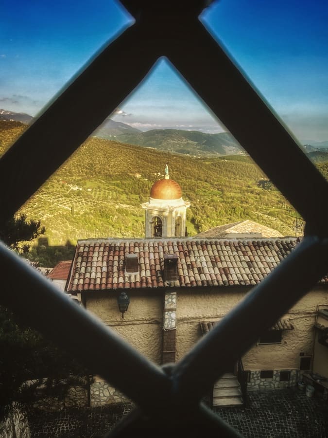 Interno del Castello Teofilatto di Torre Cajetani | Panorama sul castello di Torre Cajetani Il castello più romantico della Provincia di Frosinone