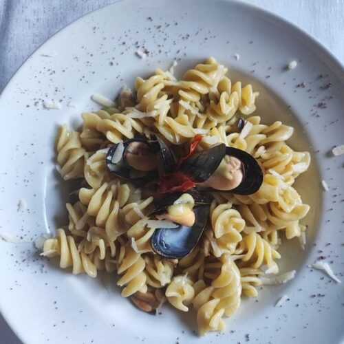 Fusillone con cozze e pecorino su crema di fave | Fusillone con cozze e pecorino su crema di fave Fusillone con cozze e pecorino su crema di fave