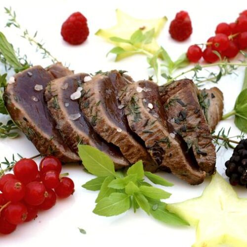 Tonno scottato | Filetto di tonno e frutti di bosco di Fausto Ferrante Filetto di Tonno alle erbe Aromatiche, scottato, con frutti di Bosco