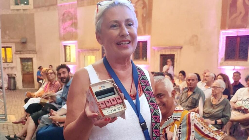 Anna Selvi con il gadget dello spettatore professionista.. | Smarrita e Soave - Adriano, poeta, tra poeti di Roberto Latini Anna Selvi con il gadget dello spettatore professionista..