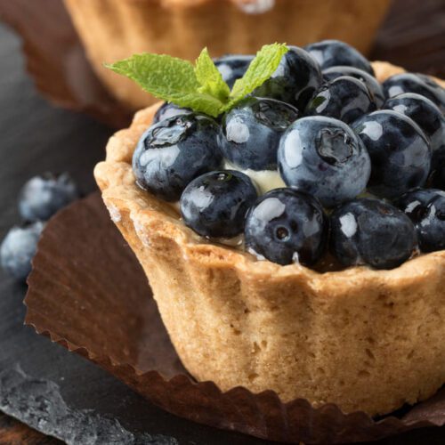 Crostatine alla crema di limone e mirtilli | Crostatine estive con crema e mirtilli Crostatine alla crema di limone e mirtilli di Angelica Baldassarra