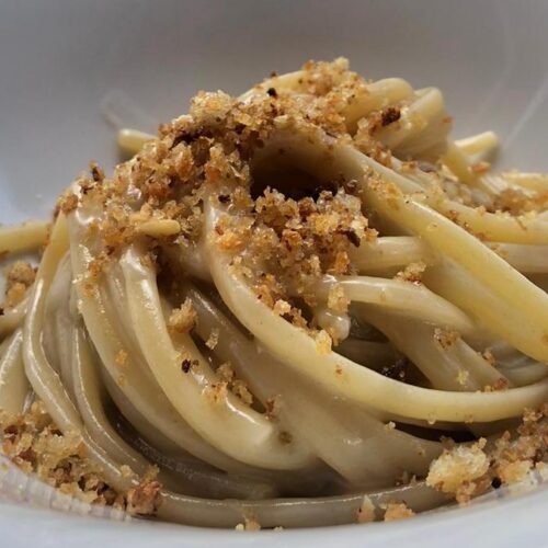 Linguine burro alici e pane croccante allaglio di Naomi Spaziani | Linguine burro, alici e pane croccante all'aglio Linguine burro, alici e pane croccante all'aglio di Naomi Spaziani