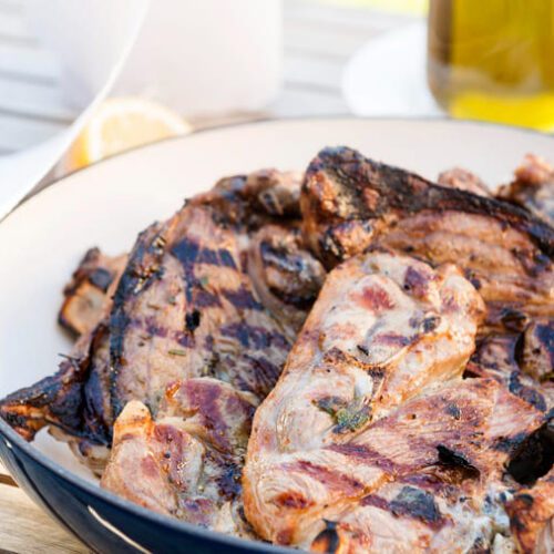Vitello alla griglia . | Vitello alla griglia con verdure di stagione e salsa alle erbe Vitello alla griglia con verdure di stagione e salsa alle erbe