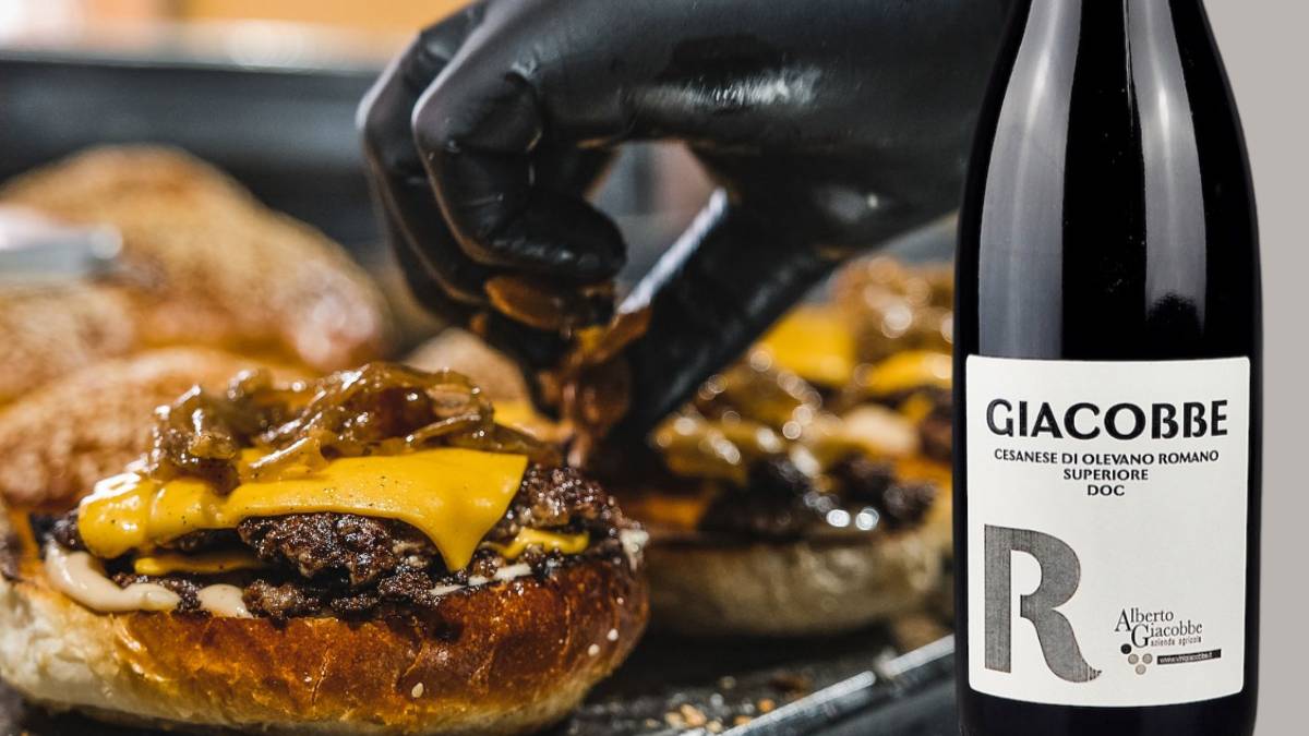 Smashed Burger abbinamento con Cesanese di Olevano Romano Superiore DOC Giacobbe dellazienda Alberto Giacobbe | Gli abbinamenti: ogni calice un piatto Smashed Burger: abbinamento con Cesanese di Olevano Romano Superiore DOC "Giacobbe" dell'azienda Alberto Giacobbe