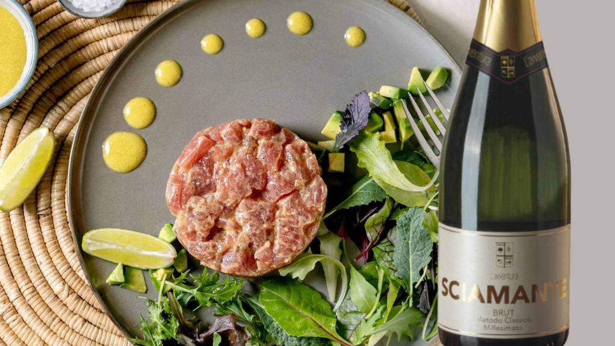 Tartare di tonno marinato con mango abbinamento con Sciamante Rose di LAvventura | Il menu del Ricercatore di Eccellenze per le Feste Tartare di tonno marinato con mango: abbinamento con Sciamante Rosé di L’Avventura