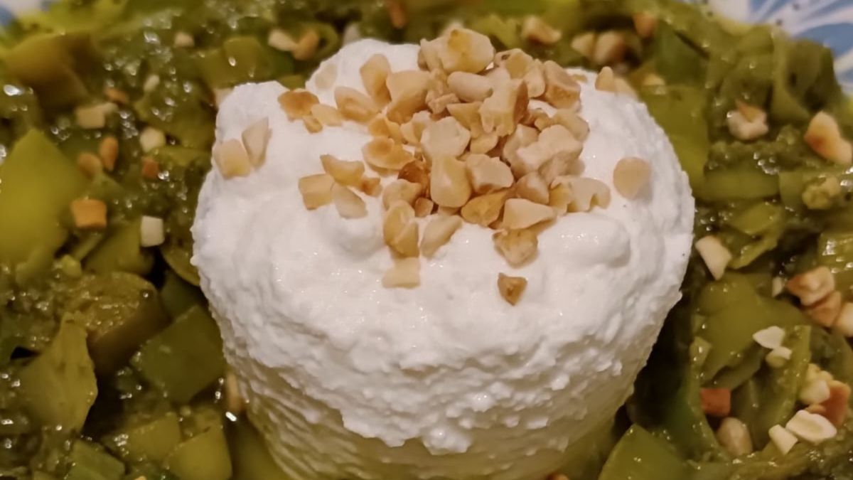 Ricottina di bufala su letto di porri e pesto di cavolo nero