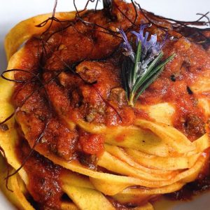 Fettuccine con rigaglie di pollo la storia | Fettuccine con rigaglie di pollo – La ricetta di Naomi Fettuccine con rigaglie di pollo - la storia