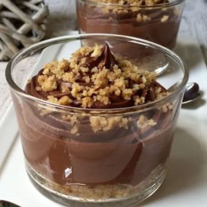 Mousse al cioccolato e colomba crumble | Mousse leggera al cioccolato e colomba crumble Mousse al cioccolato e colomba crumble