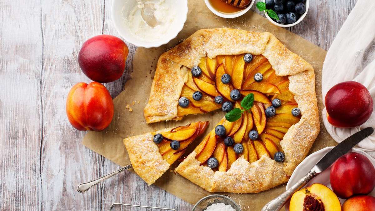 Galette rustica di pesche, ricotta di bufala e mirtilli