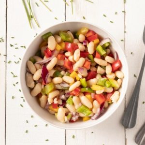 Piatto unico con legumi estivi erbe fresche e pane raffermo | Insalata di legumi estivi con erbe fresche e crostini di pane raffermo Insalata di legumi estivi con erbe fresche e crostini di pane raffermo