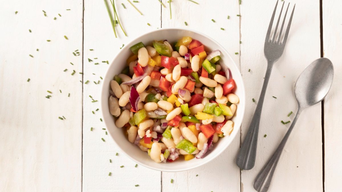 Insalata di legumi estivi con erbe fresche e crostini di pane raffermo