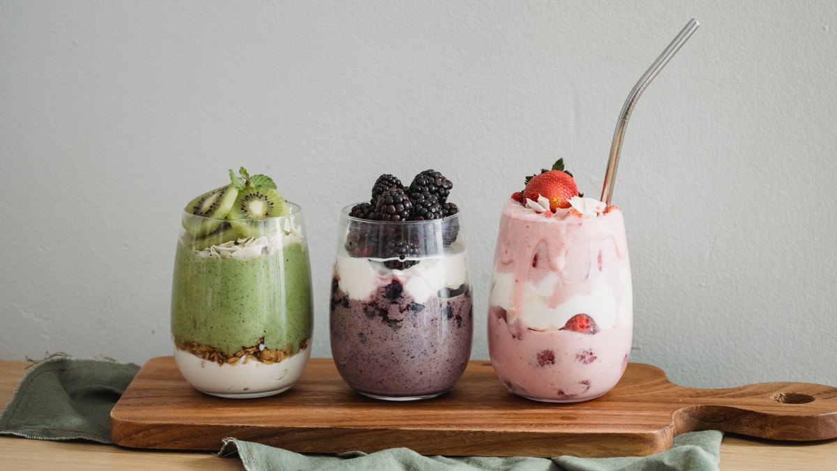 Coppa fresca allo yogurt e frutta estiva, uno spuntino o una colazione ricca di energia e freschezza