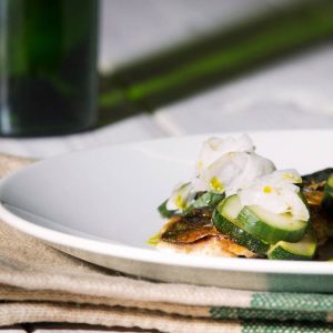 Filetti di sgombro al vapore con insalata di cetrioli e yogurt di bufala | Filetti di sgombro al vapore con insalata di cetrioli e yogurt di bufala Filetti di sgombro al vapore con insalata di cetrioli e yogurt di bufala, secondo leggero e fresco firmato dagli chef di Ciociaria & Cucina