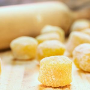 Gnocchi estivi con zucchine menta e limone | Gnocchi estivi con zucchine, menta e limone Piatto di gnocchi estivi con zucchine a julienne, menta fresca e scorza di limone