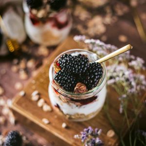 Dessert estivo con yogurt more e crumble croccante | Dessert estivo con yogurt, more e crumble croccante Dessert estivo con yogurt, more e crumble croccante by chef di Ciociaria&Cucina