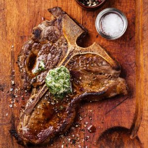 costata di scottona alla brace | Ricetta Ferragosto: costata di scottona alla brace con burro alle erbe Ricetta Ferragosto: costata di scottona alla brace con burro alle erbe