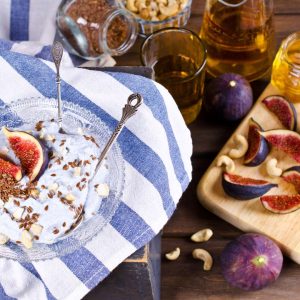 BICCHIERINO CON YOGURT e FICHI | Bicchierini di ricotta di bufala, fichi freschi e miele alle noci Bicchierini di ricotta di bufala fichi freschi e miele alle noci