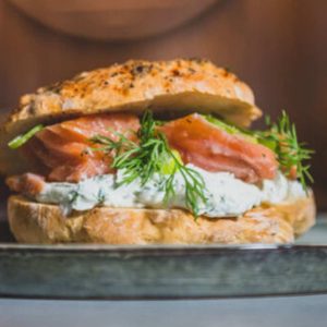 Bagel con salmone affumicato | Bagel con salmone affumicato, crema di formaggio e aneto Bagel con salmone affumicato, crema di formaggio e aneto