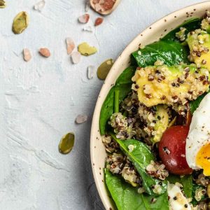 Bowl proteica con quinoa hummus uovo barzotto e avocado | Bowl proteica con quinoa, hummus, uovo barzotto e avocado Bowl proteica con quinoa, hummus, uovo barzotto e avocado