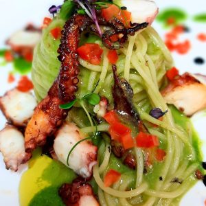 Spaghetto con pesto di rucola e polpo grigliato di Fausto Ferrante | Spaghetto con pesto di rucola e polpo grigliato: il gusto del mare che incontra l’orto Spaghetto con pesto di rucola e polpo grigliato di Fausto Ferrante