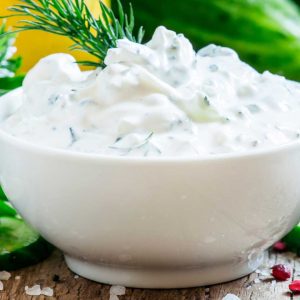 Yogurt greco salato con cetriolo menta e grano saraceno croccante | Yogurt greco salato con cetriolo, menta e grano saraceno croccante Yogurt greco salato con cetriolo, menta e grano saraceno croccante
