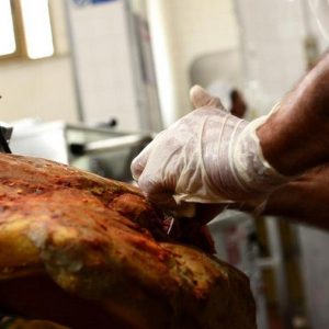 lavorazioni prosciutti erzinio | Erzinio Salumificio ciociaro