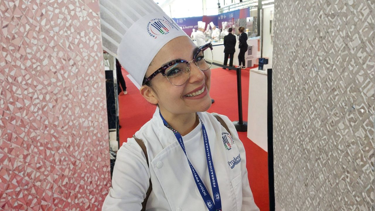 La medaglia di bronzo conquistata da Naomi Spaziani e1771503160790 | La Ciociaria conquista i Campionati della Cucina Italiana 2026 con Ala Balabyshkina e Naomi Spaziani La medaglia di bronzo conquistata da Naomi Spaziani