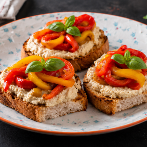 Crostoni con hummus di ceci peperoni arrostiti e basilico | Crostoni con hummus di ceci, peperoni arrostiti e basilico Crostoni con hummus di ceci, peperoni arrostiti e basilico