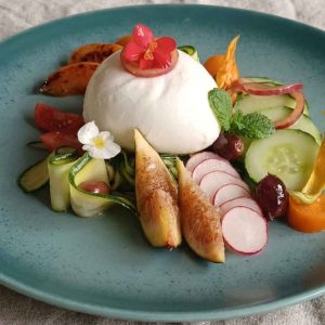 Bufala e frutta destate il taglio fresco che spiazza | Bufala e frutta d'estate: il taglio fresco che spiazza Bufala e frutta d'estate il taglio fresco che spiazza