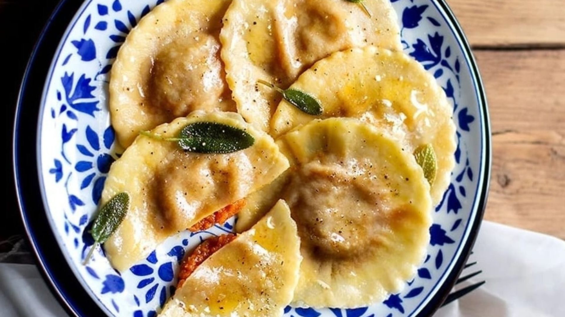 Ravioli ripieni di zucca e noci, burro, salvia e mentuccia selvatica