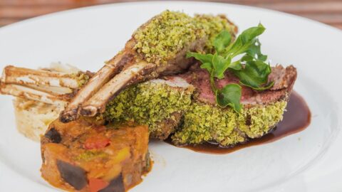 Carré d’agnello in crosta di erbe, la ricetta di Stella per il Sassicaia