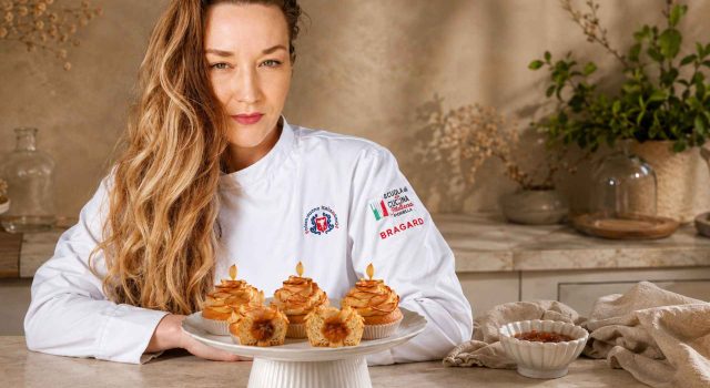 Tortino con la corona di mele e cuore di confettura di albicocca