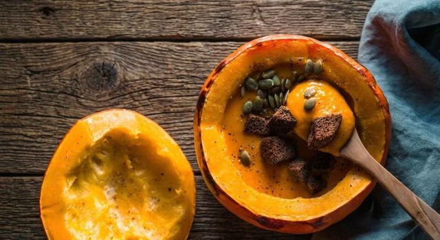 Vellutata di zucca nella sua scorza