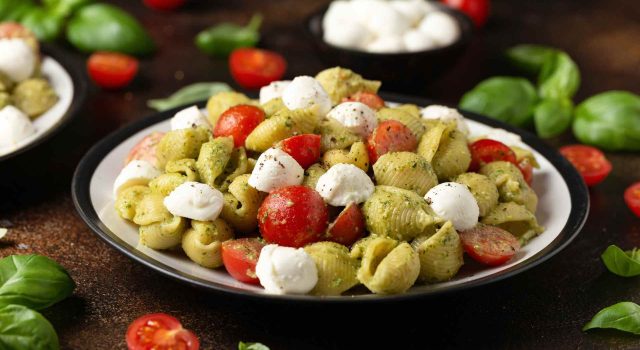 Pasta fredda tricolore con pesto leggero, mozzarella e pomodorini