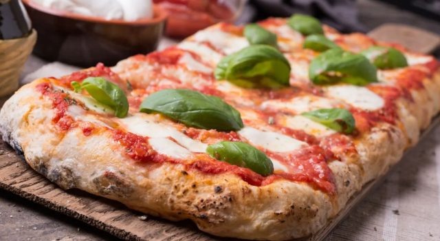 Pizza in teglia senza glutine ad alta idratazione